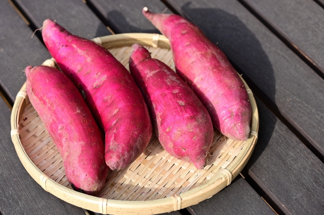 ポイント2：皮の色は「鮮やかな赤紫色」